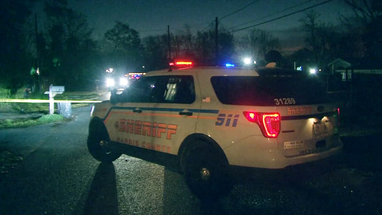 María fue hallada con lesiones en su cuerpo y Arsensio con una herida de bala. Las 
<a href="https://twitter.com/SheriffEd_HCSO/status/1474698152095764485" target="_blank">autoridades manejan el caso</a> como asesinato-suicidio.