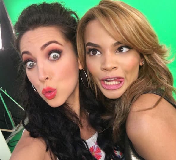 A Leslie Grace le encanta hacer gestos y bizcos, aquí con Setareh.