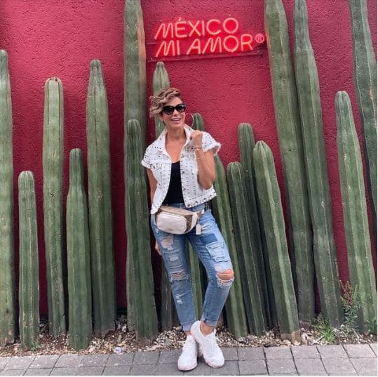 Retomando el estilo al vestir de Carmen Muñoz, es importante diferenciar sus 'looks' dentro y fuera de los sets de grabación, ya que cuando no está frente a las cámaras se le suele ver con 
<a href="https://www.univision.com/estilo-de-vida/familia-y-hogar/como-lograr-un-look-rocker-este-regreso-a-clases-fotos">'outfits' rockeros e informales</a> en los que destacan los estoperoles y jeans rasgados.