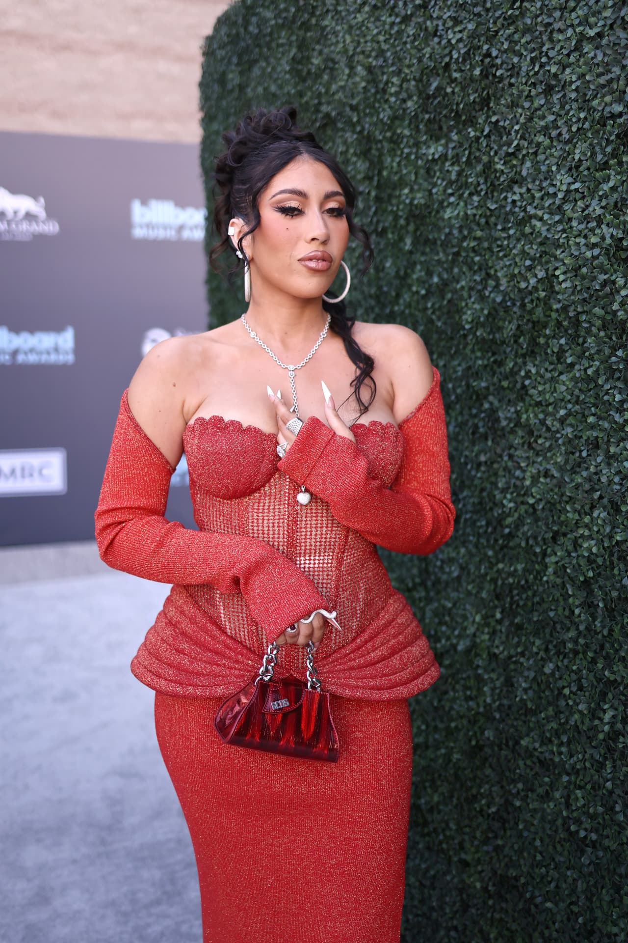 <b>Kali Uchis</b>
<br>Con un ajustado diseño rojo de GCDS, la intérprete de ‘Telepatía’ deslumbró durante los Billboard Music Awards 2022.