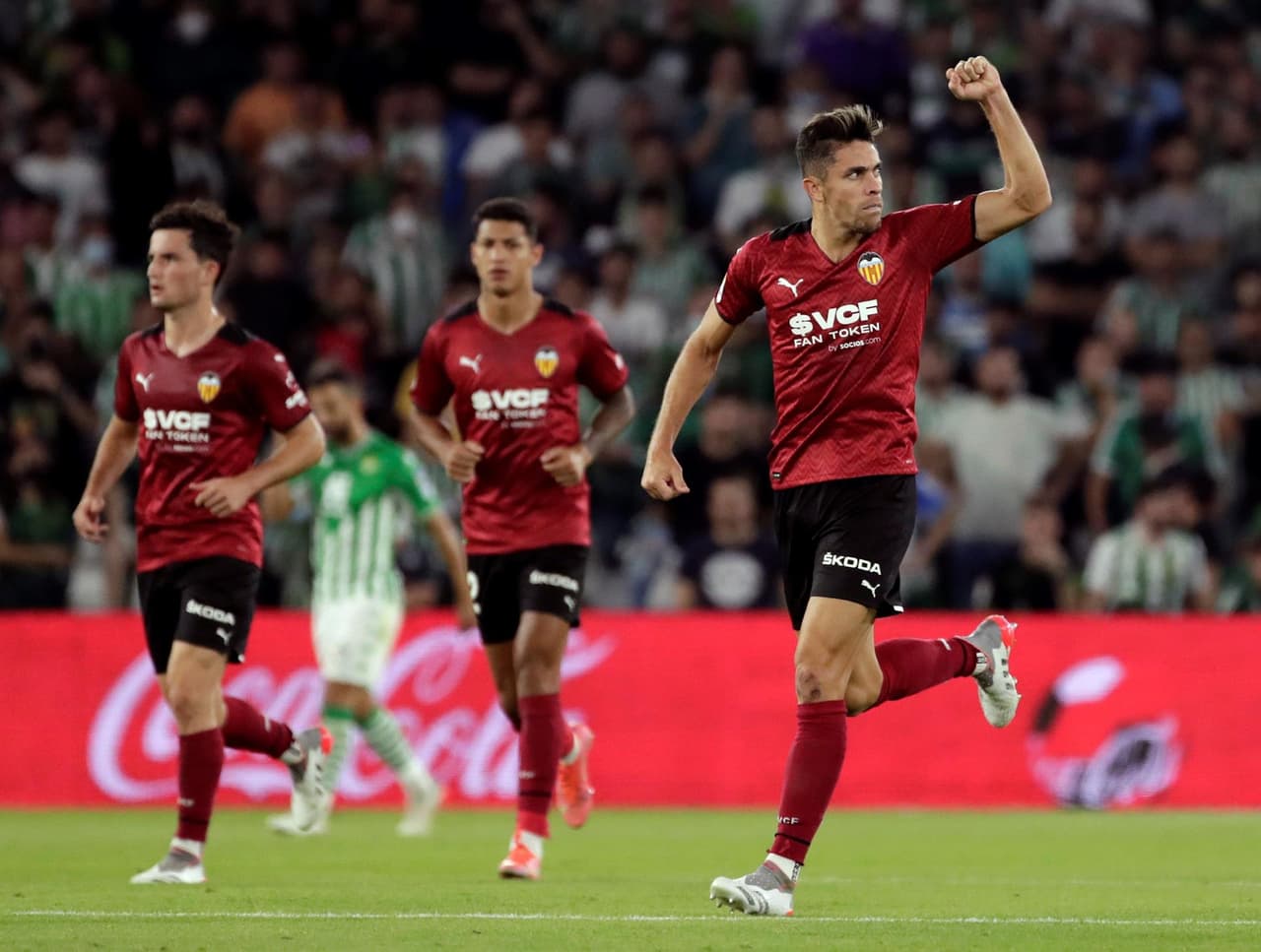 Real Betis golea al Valencia 4-1 durante la Jornada 11 en La Liga. Borja Iglesias, con doblete, ya ponía encima a los béticos en el marcador, pero Gabriel Paulista ya anotaba uno a favor de los Chés y, al final, German Pezzella y Juanmi Jiménez se encargaron de alargar la diferencia y quedarse con la victoria. Guardado ingresó al 63'.