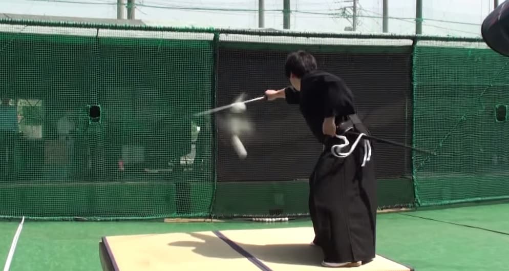 Samurái parte en dos pelota de béisbol que viajaba a más de 160 km/h