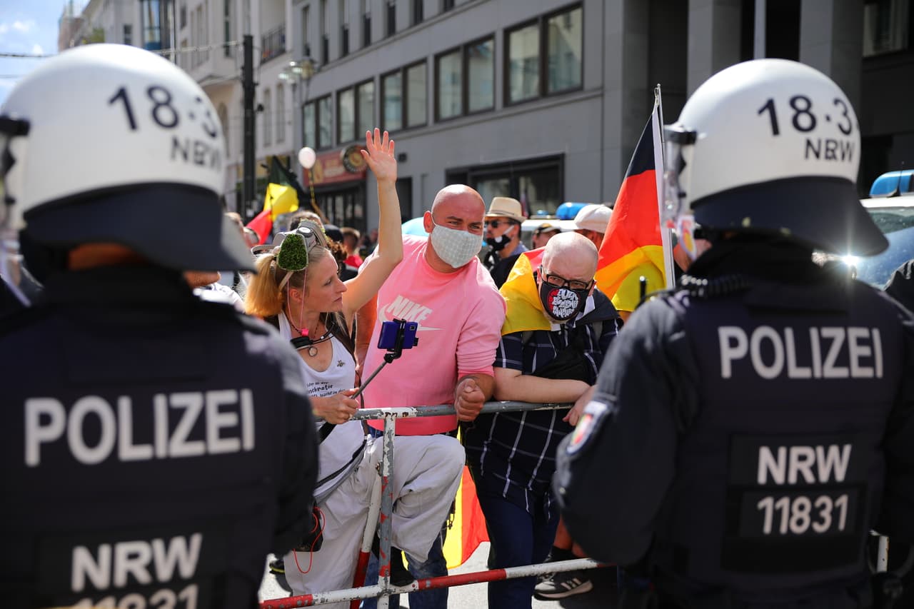 La protesta fue detenida poco después de arrancar. Las autoridades señalaron que los manifestantes no estaban respetando las restricciones de distanciamiento social.