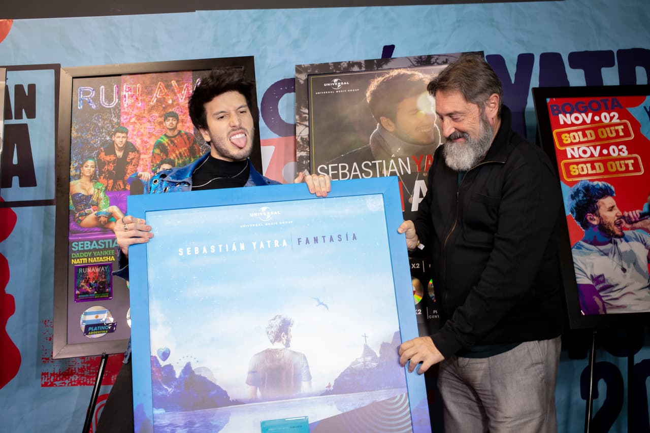 Pero los premios no fueron solo por sus sencillos, con su álbum
<b>'Fantasía'</b> obtuvo disco de platino en varios países de Sur y Centroamérica.