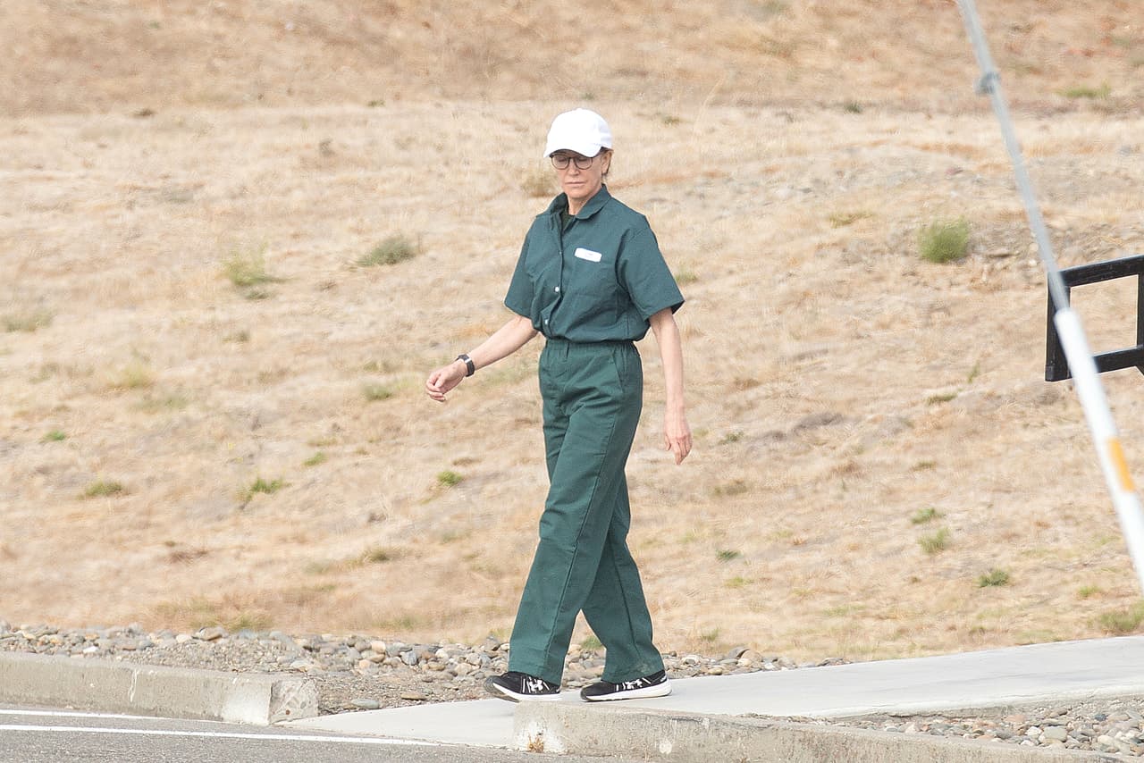 Mientras estuvo en prisión, Huffman fue captada en uniforme de reo al recibir una visita familiar.