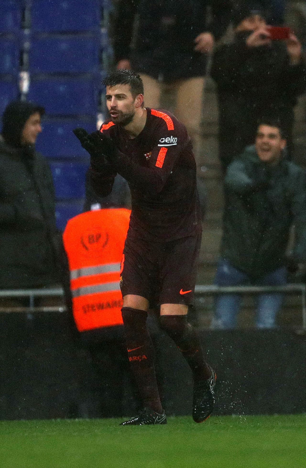 Al minuto 81, Piqué se reivindicaría con el empate, también de cabeza pero en un tiro de esquina de Messi.