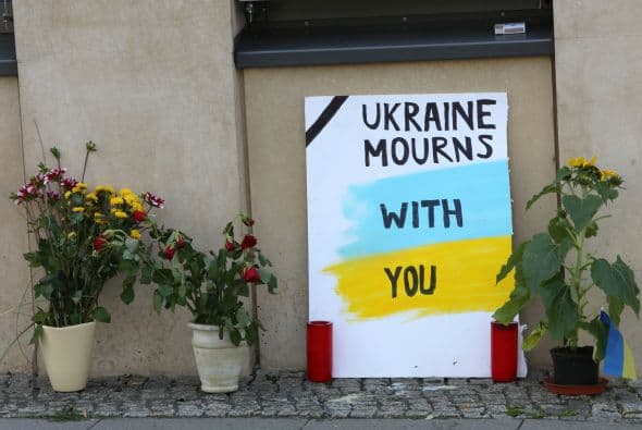 Frases de apoyo dirigidas a los familiares de las víctimas, se podían apreciar en este sitio.