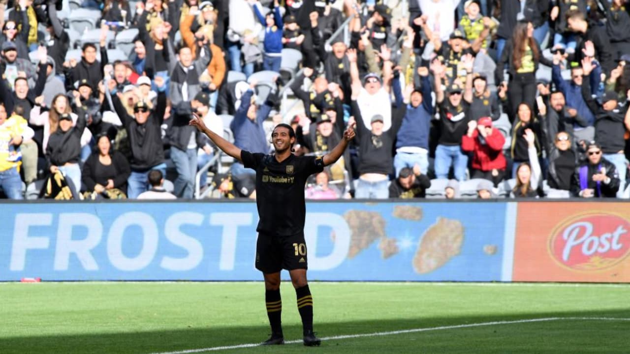 Bob Bradley asegura que Vela recuperó la confianza tras la lesión 