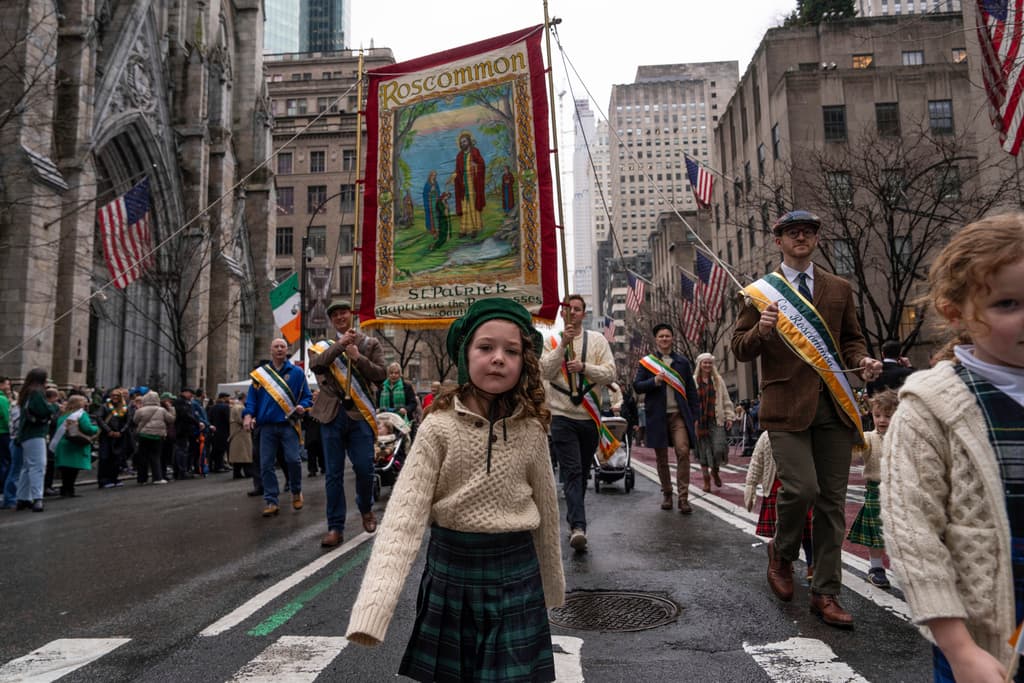 Miles de personas se reunieron hoy en Manhattan para celebrar el tradicional desfile del Día de San Patricio, que se extiende a lo largo de la Quinta Avenida, transformando una de las arterias principales de la ciudad en un espectáculo de cultura y tradición irlandesa.