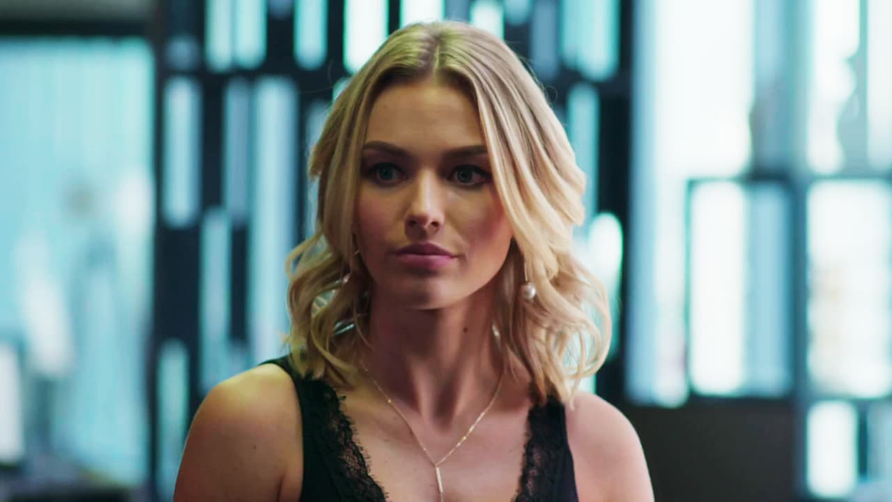 Adela se ha ganado la confianza de Miguel Garza a través de sus servicios como chofer, mientras que Jimena Ortiz, la villana de la historia, lo ha hecho por medio de su inteligencia y especialidad en ingeniería financiera.