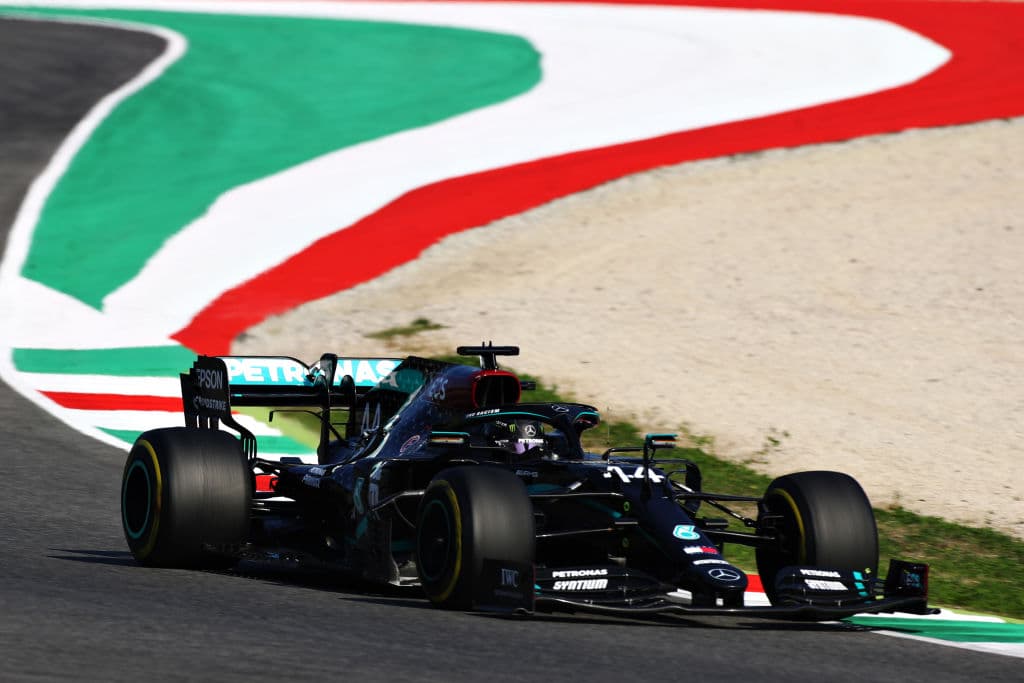 Lewis Hamilton se lleva el Gran Premio de la Toscana, sumando su sexta victoria de la temporada y la número 90 de su trayectoria. La carrera se vio accidentada por el Safety Car, provocando banderas rojas.