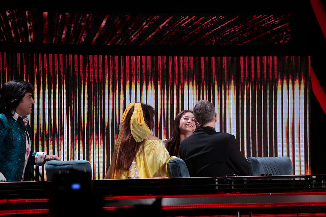 Después del momento de estrés, Karol fue recibida con mucho cariño por Miguel Bosé, Verónica Castro y Albertano.