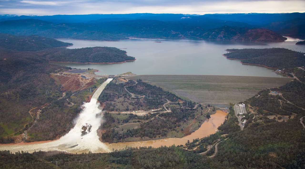 Sigue la alerta en la represa aunque “la próxima tormenta no es una amenaza”, según DWR