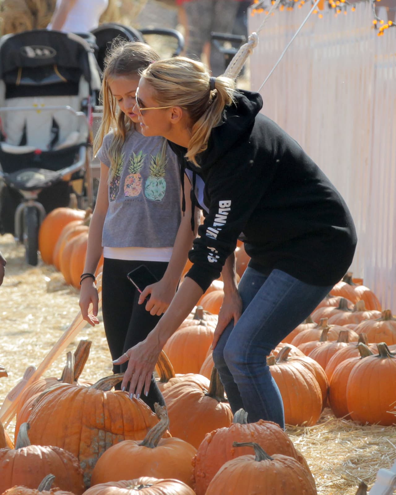 Heidi le preguntaba al vendedor algunas cosas sobre la calabaza que estaba apunto de escoger.