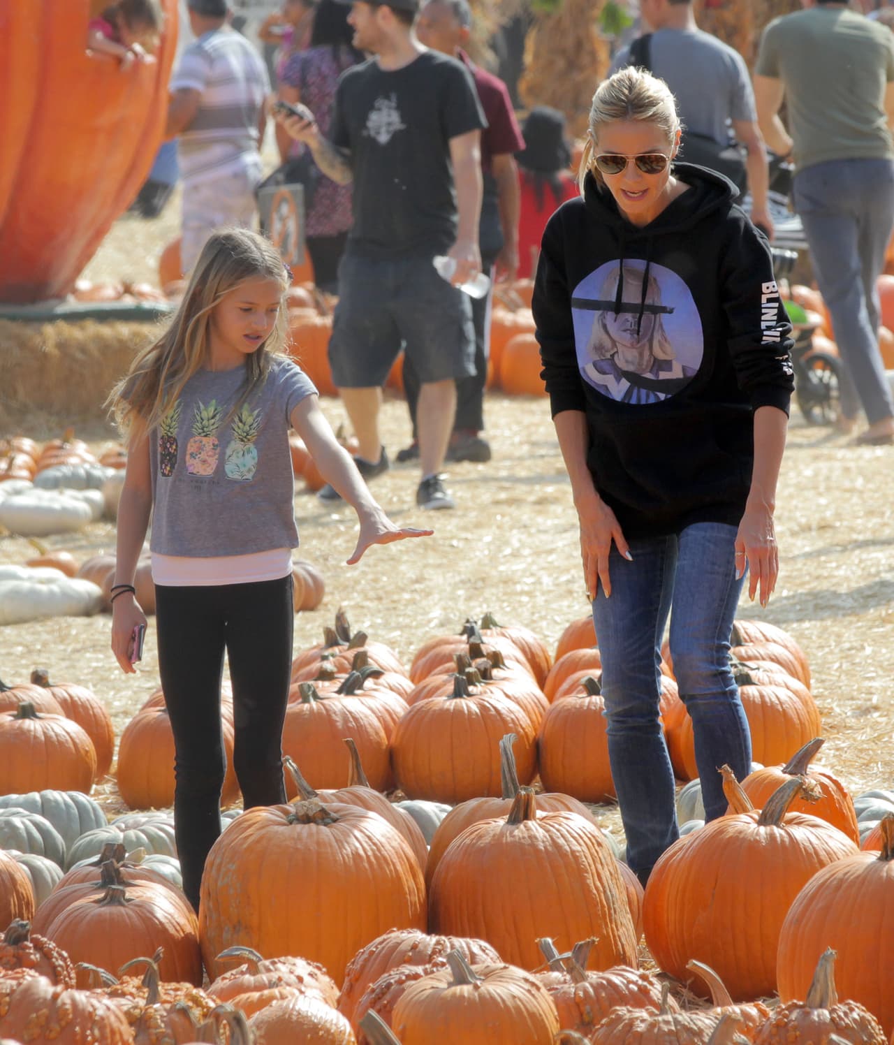 La pequeña Leni le señalaba a su mamá cuál era la que más le gustaba.