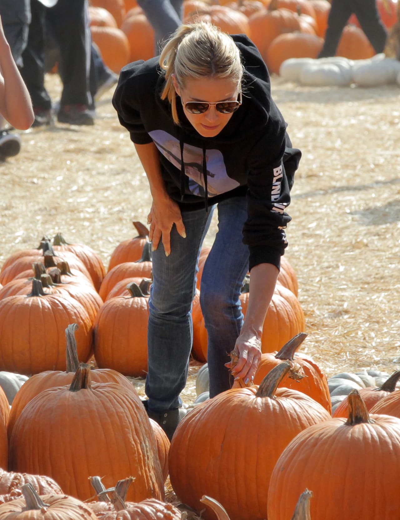 ¡Klum ya fue a escoger sus calabazas y no fue sola!