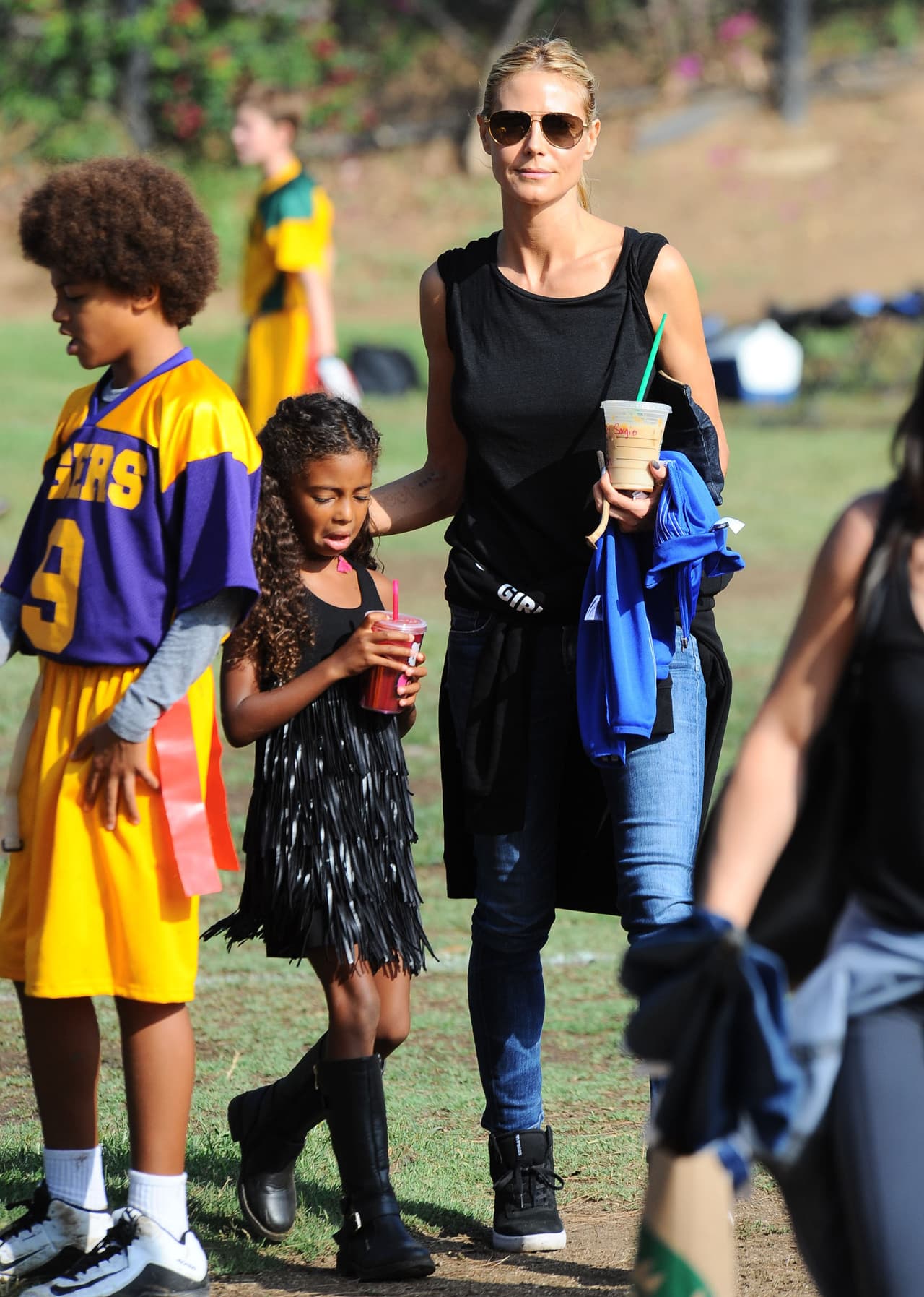 La modelo disfrutó de un partido de fútbol junto con sus cuatro hijos.