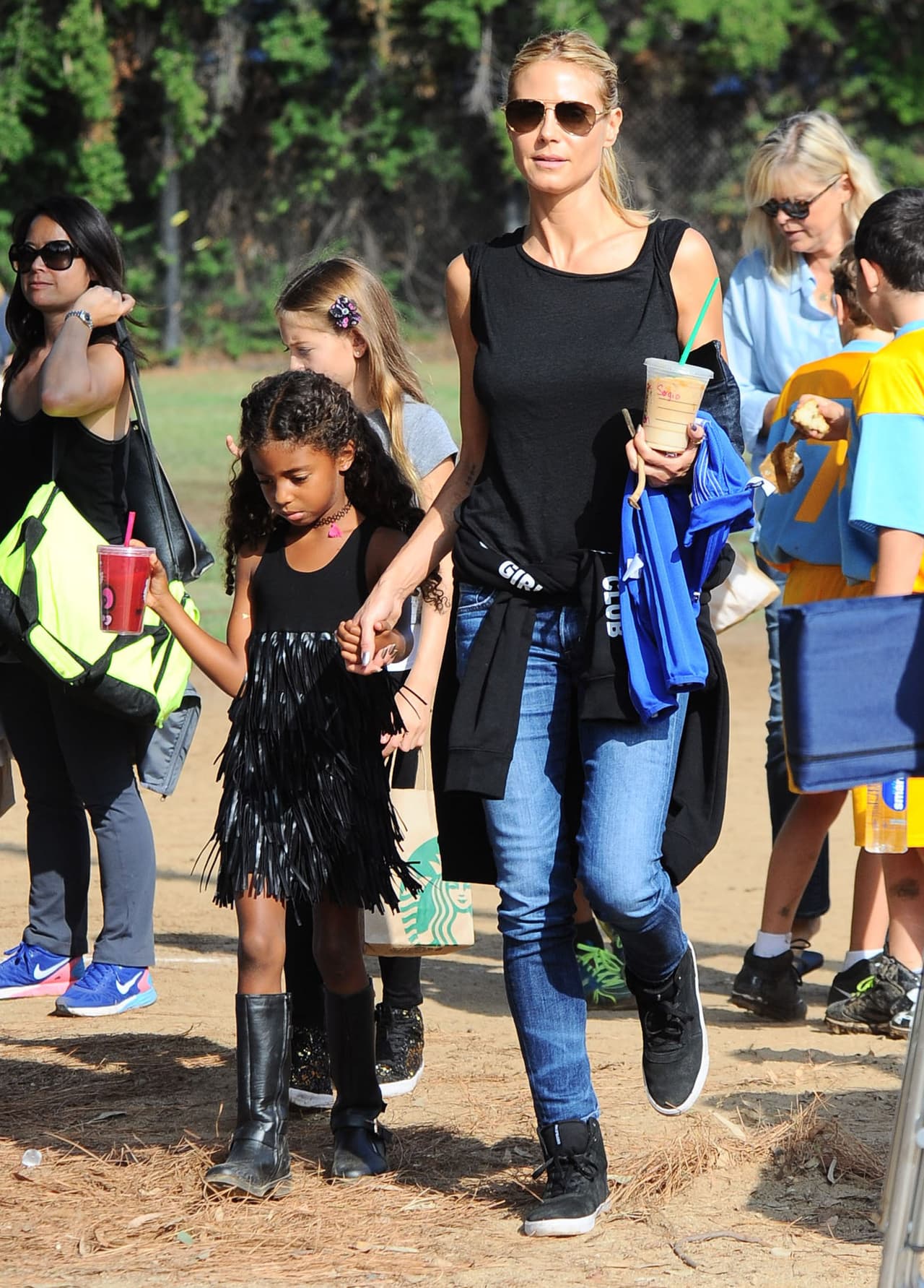 Al terminar el partido, llevó a sus pequeñas a escoger la calabaza perfecta para llevar a casa este Halloween.