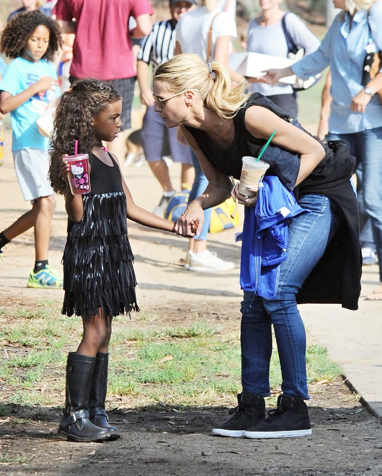 Cuando encontró a Lou, parecía estar un poco enojada, por lo que la modelo tuvo que detenerse para hablar con ella un momento.