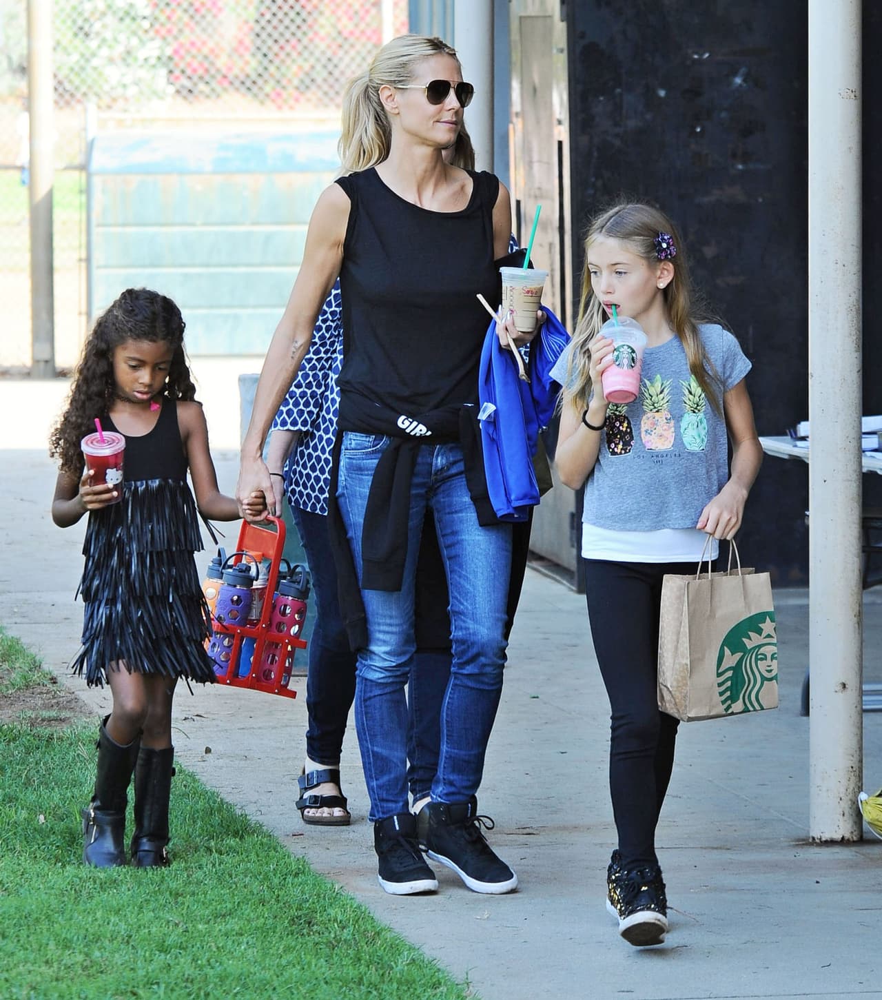 Después de un día divertido previo al halloween, Klum llevó a sus hijas por una refrescante bebida perfecta para el calor de Los Angeles,