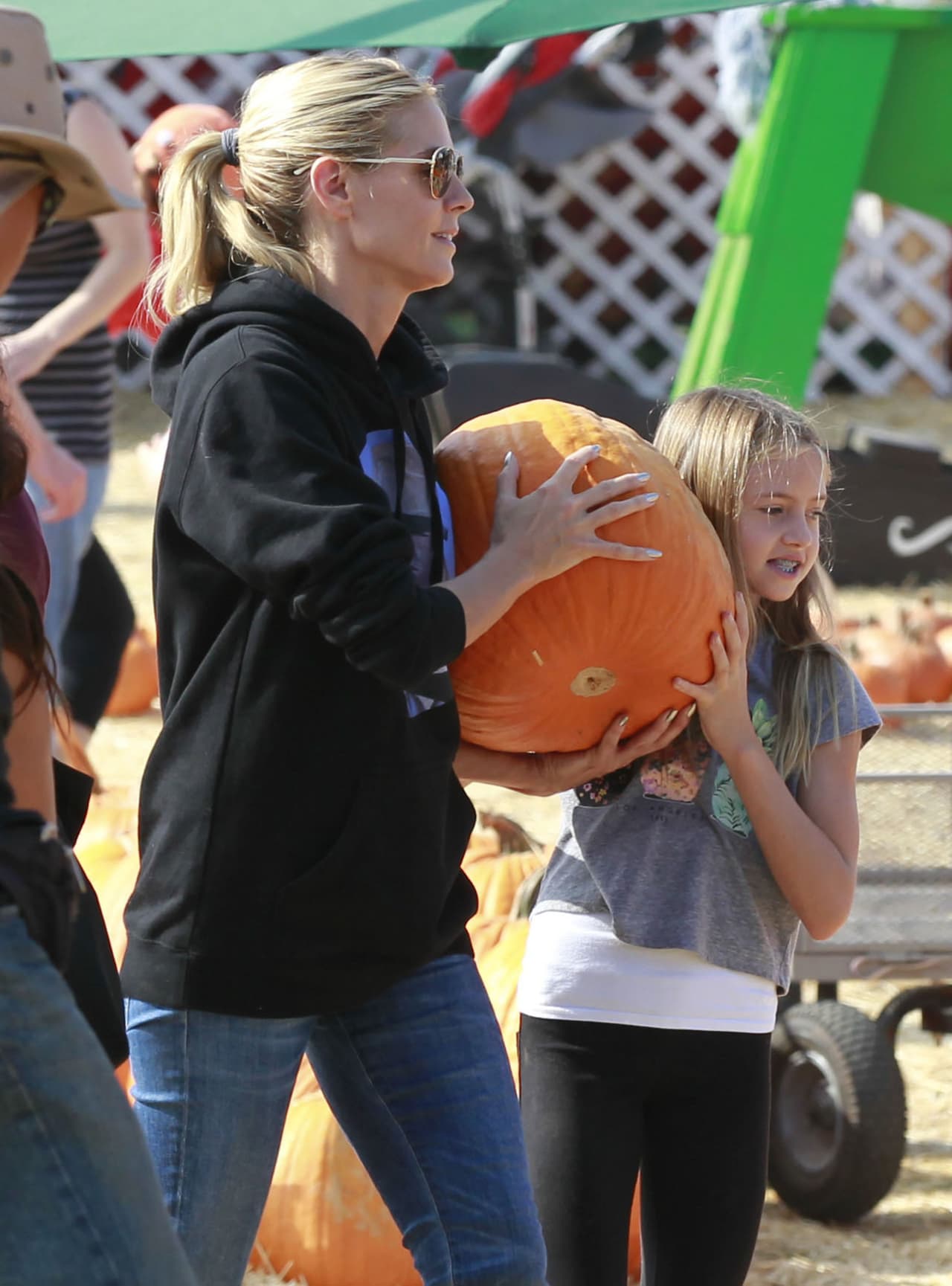 Después de tanto caminar, Heidi se cansó un poco de cargar y la pequeña le ayudó.