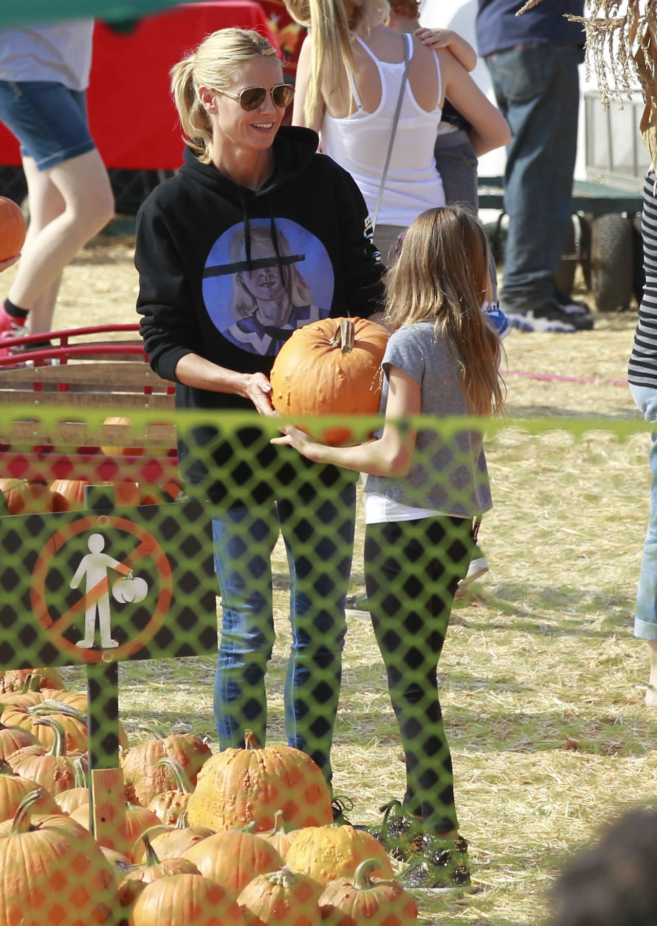 Cuando encontró de nuevo a la pequeña Leni, le enseño la calabaza y pereció encantarle la idea de comprar unas más pequeñas.
