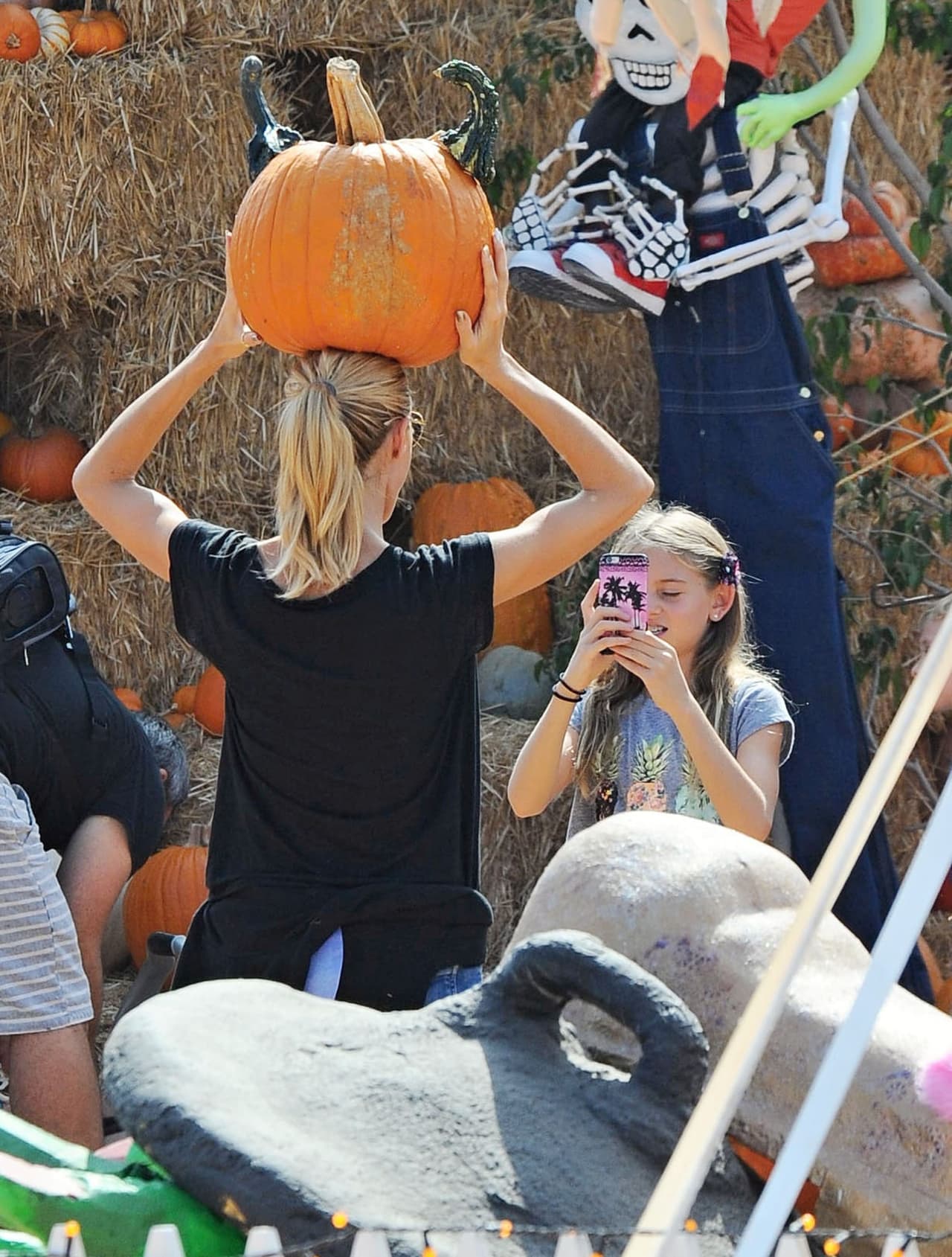 La puso en su cabeza mientras su hija le tomaba una foto.