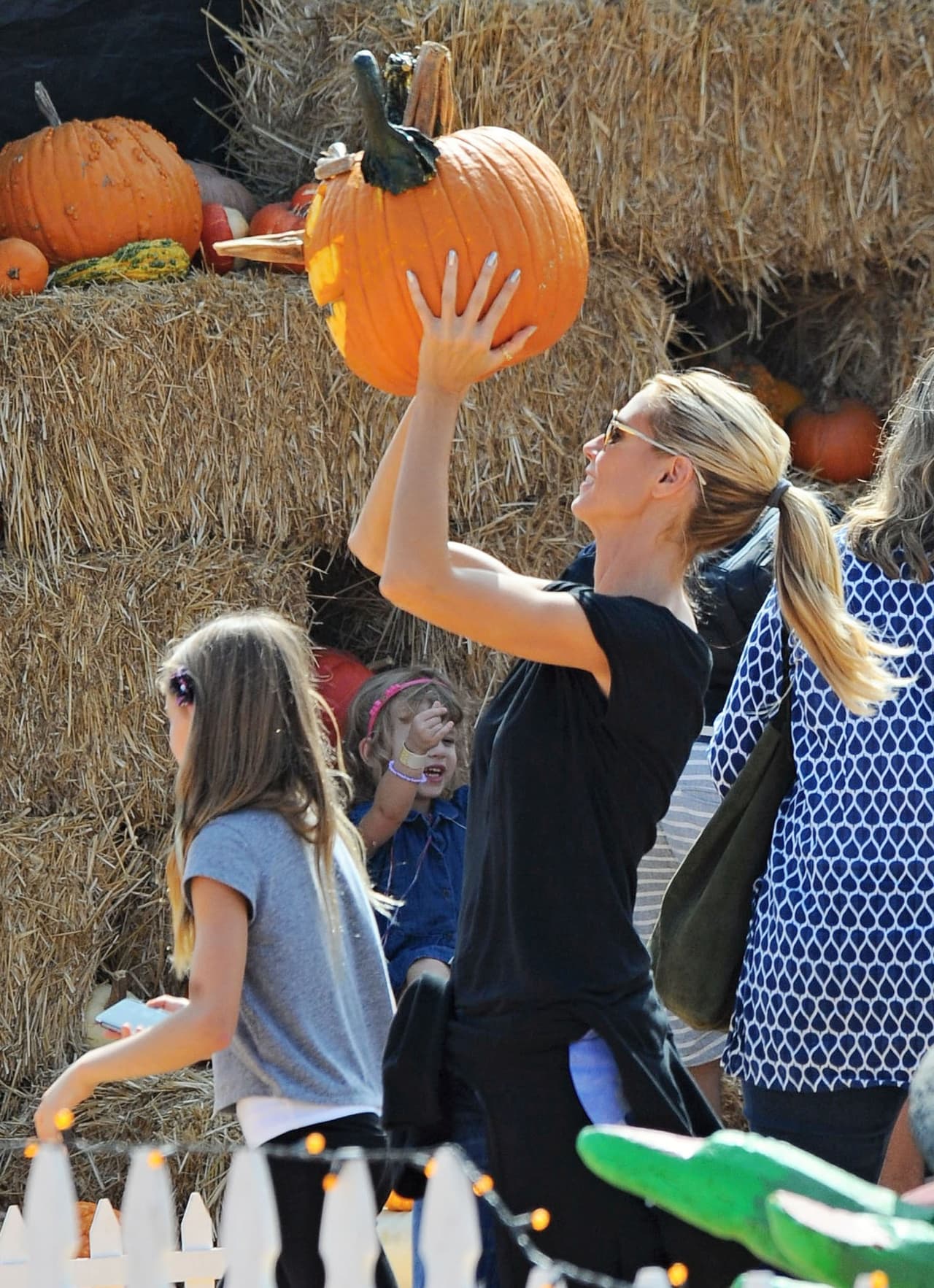 Sin duda la modelo es muy fuerte, pues no necesitó que nadie la ayudara.