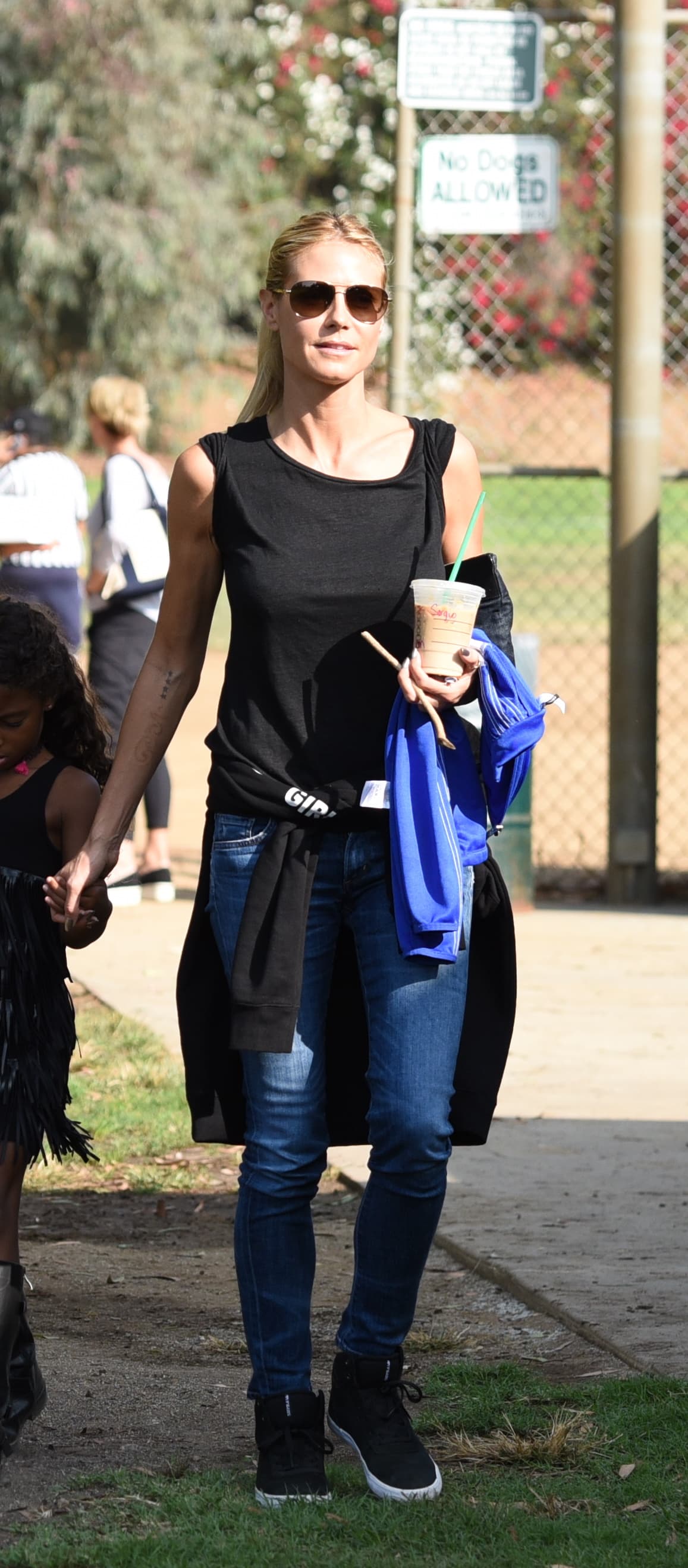 El día era caluroso y Heidi lució muy fresca con una 't-shirt' negra, tenis del mismo color y jeans. No importa el día que sea ella nunca pierde el estilo.