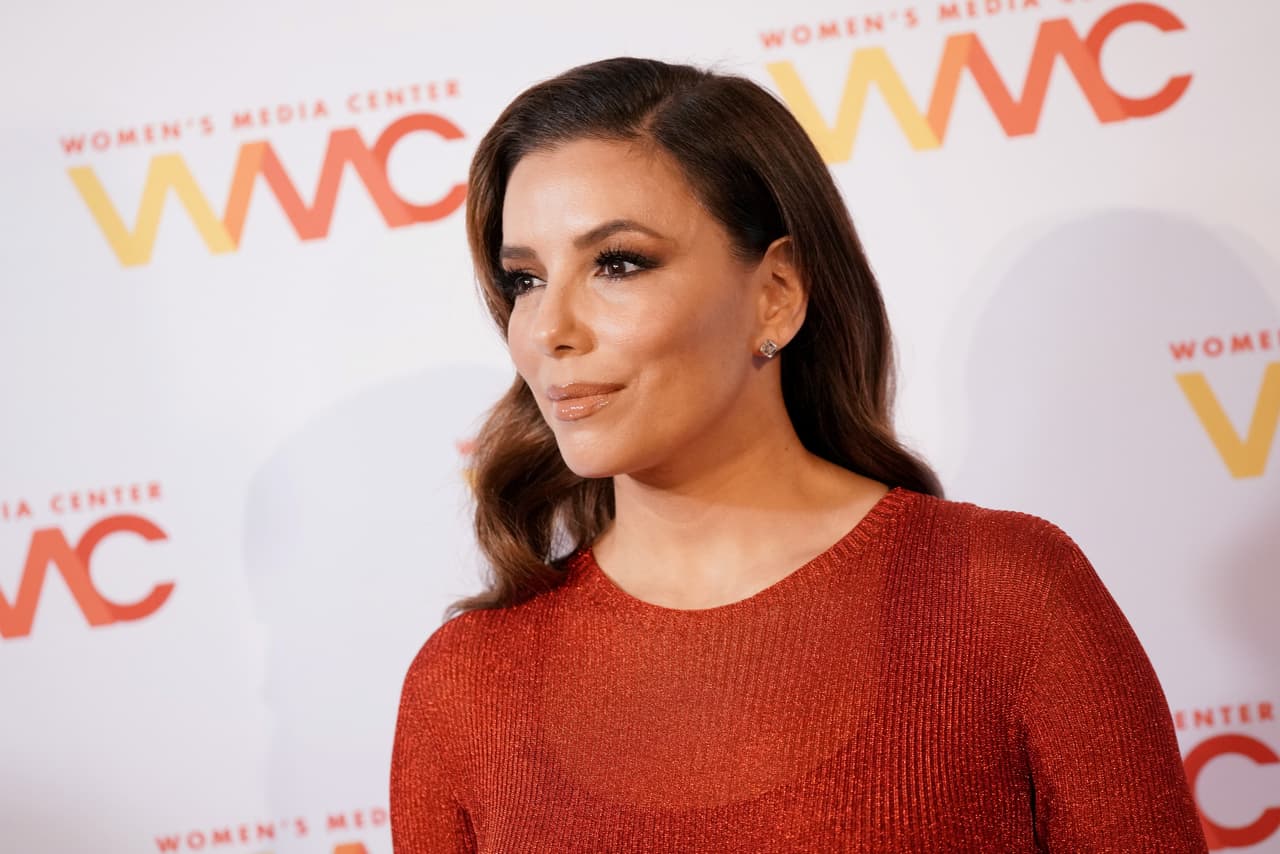 "Todas las fundaciones más famosas en el mundo eran de una mamá que se enojó con la escuela, una esposa que se murió su esposo de cáncer, que no eran famosos o ricos y solo quisieron 
<b>hacer la diferencia</b> y cambiar el mundo para el resto", finalizó Longoria.
<br>