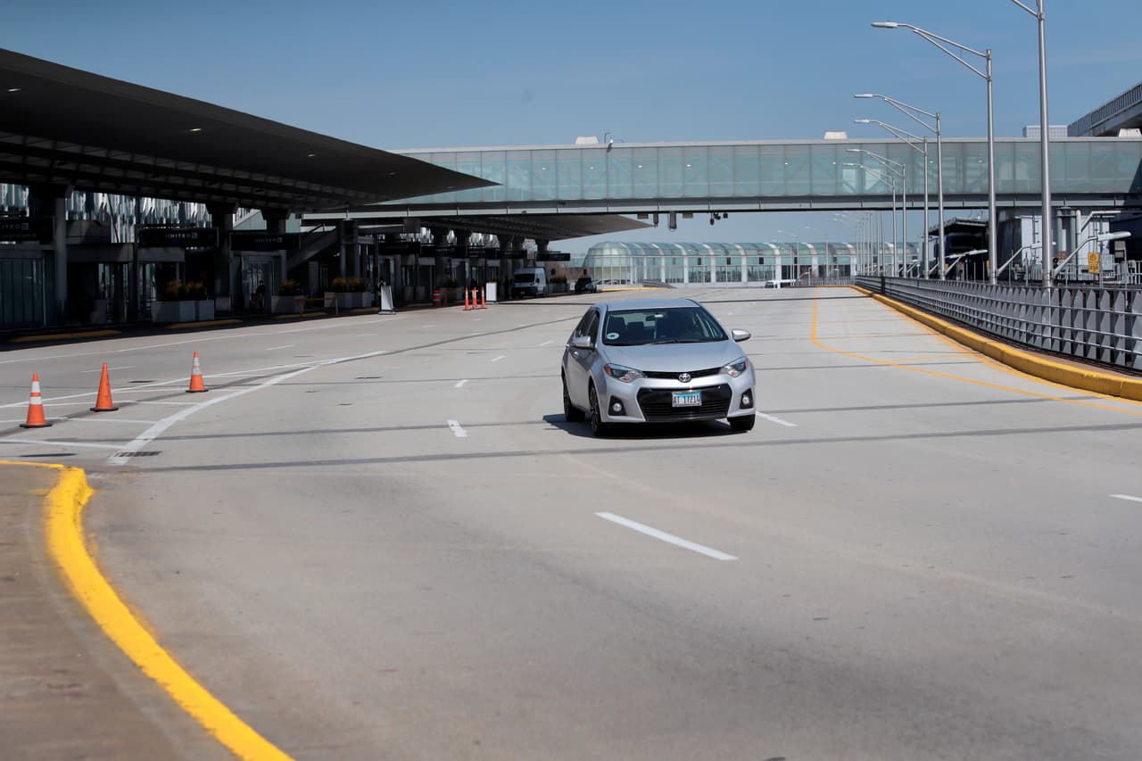 Una carretera normalmente utilizada para dejar pasajeros en las terminales está casi vacía en el Aeropuerto Internacional O'Hare en Chicago, Illinois. El aeropuerto, que normalmente atiende a 8,2 millones de pasajeros al mes, ha cerrado dos de sus siete pistas de aterrizaje ya que la pandemia de coronavirus ha reducido significativamente los viajes aéreos.