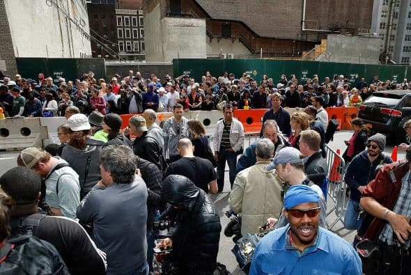 Mucha gente afuera del estudio