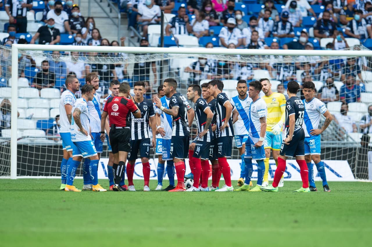Se fue expulsado Segovia al 41'en una jugada polémica pero acertada por parte del silbante.