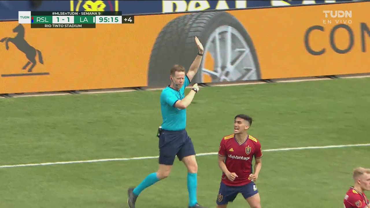 ¡Final de locura! Joveljić empata con un golazo y el VAR lo anula