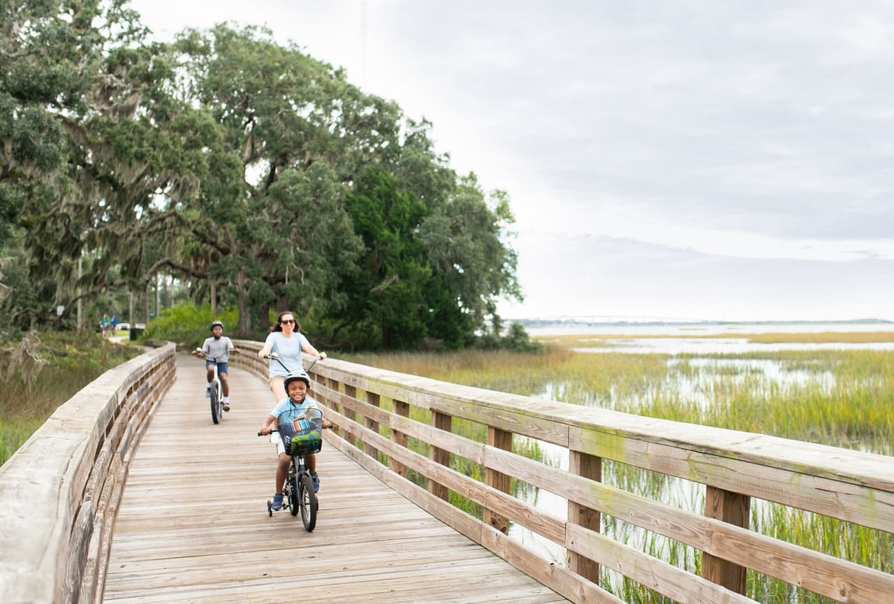 <b>Golden Isles & Jekyll Island -</b> Ve a 
<b><a href="https://www.jekyllisland.com/">Jekyll Island</a></b> para un recorrido histórico, un día en el parque acuático Summer Waves y mira las tortugas en el Georgia Sea Turtle Center. Sube al faro de St. Simons Island, disfruta de las playas y realiza un recorrido en tranvía.