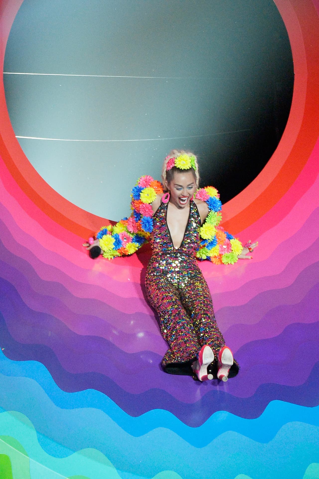 Miley Cyrus tuvo varios cambios de vestuario durante la noche.