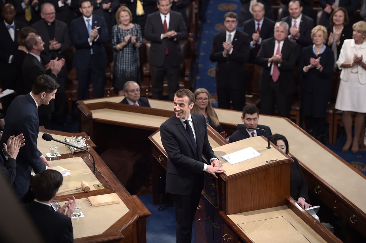“Podemos escoger el aislacionismo, retirarnos, pero cerrarle la puerta al mundo no detendrá la evolución del globo”, dijo el mandatario francés. “Eso requiere más que nunca el involucramiento de Estados Unidos porque su papel fue decisivo en crear y proteger este mundo libre. Estados Unidos fue el que creó el multilateralismo. Ustedes son los que tienen que ayudar ahora para preservarlo y reinventarlo”, continuó.