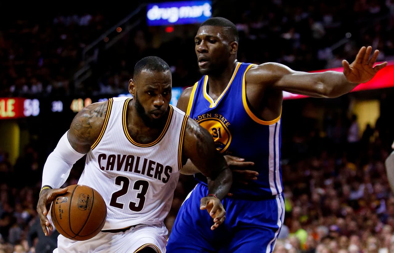 A pesar de la derrota final por 4-2 frente a Golden State Warriors en las Finales 2015, James tuvo una actuación brillante en la serie con 35.8 puntos, 13.3 rebotes y 8.8 asistencias en promedio.