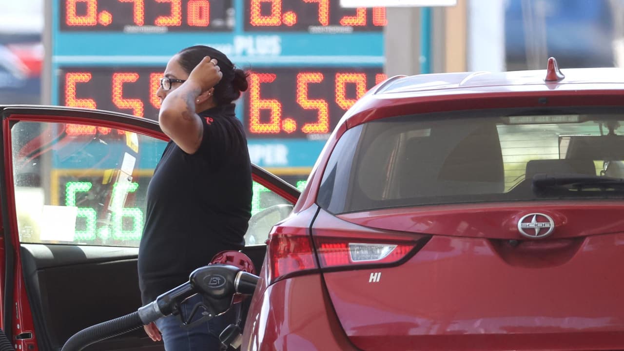 Especialistas señalan que esto es una consecuencia del aumento en el precio del crudo, que ya ronda los $110 por barril. La situación es aún más preocupante en California, pues allí el galón superó los $6, una cifra sin precedentes en todo el país. Pese a esto, la demanda de gasolina sigue creciendo, por lo que voceros de la Asociación Estadounidense del Automóvil (AAA) anticipan que su valor se seguirá elevando durante las próximas semanas. 
<b>Lee más aquí sobre el <a href="https://www.univision.com/noticias/dinero/gasolina-california-record-media-nacional" target="_blank">aumento en el precio de la gasolina en Estados Unidos</a>. </b>