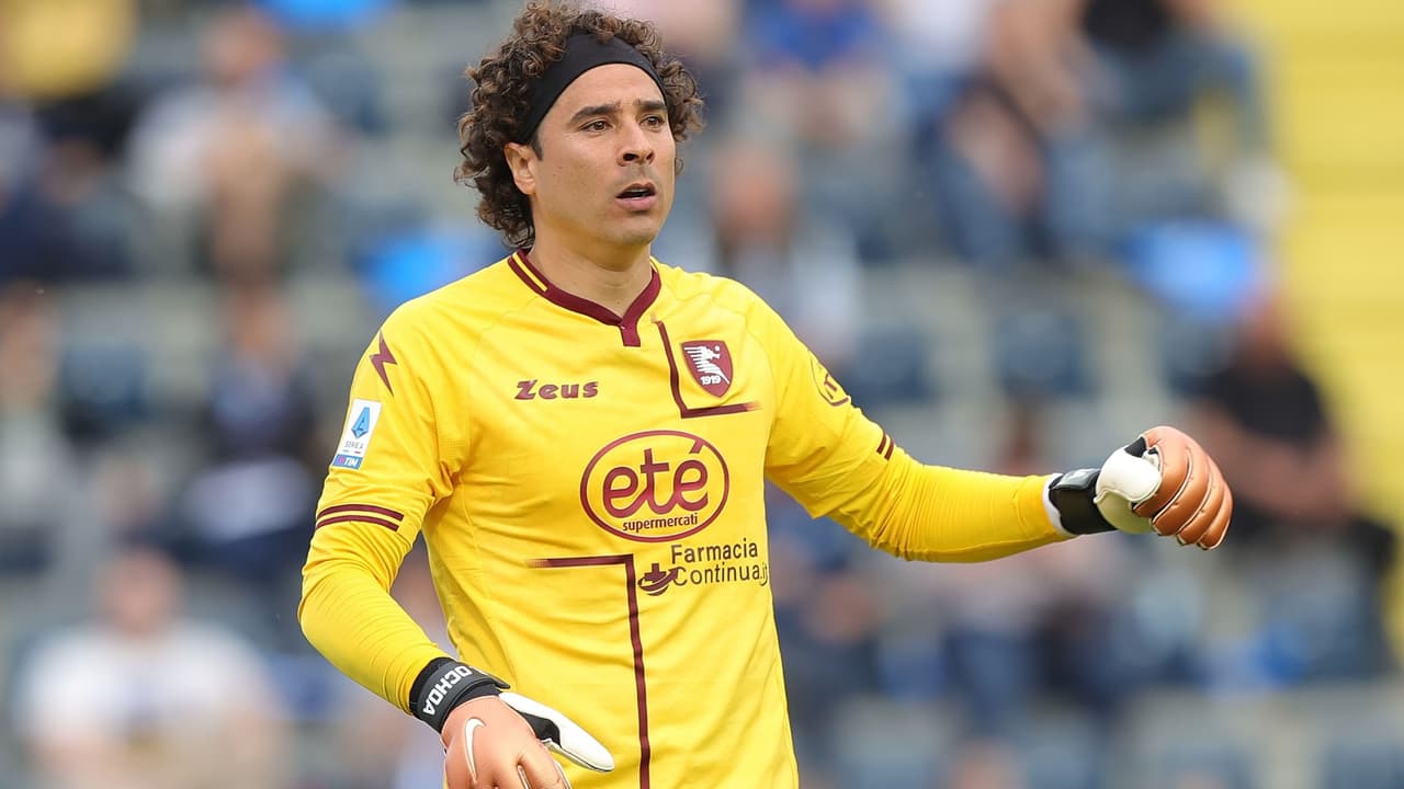 Salernitana 'mete presión' a Guillermo Ochoa y le ficha competencia