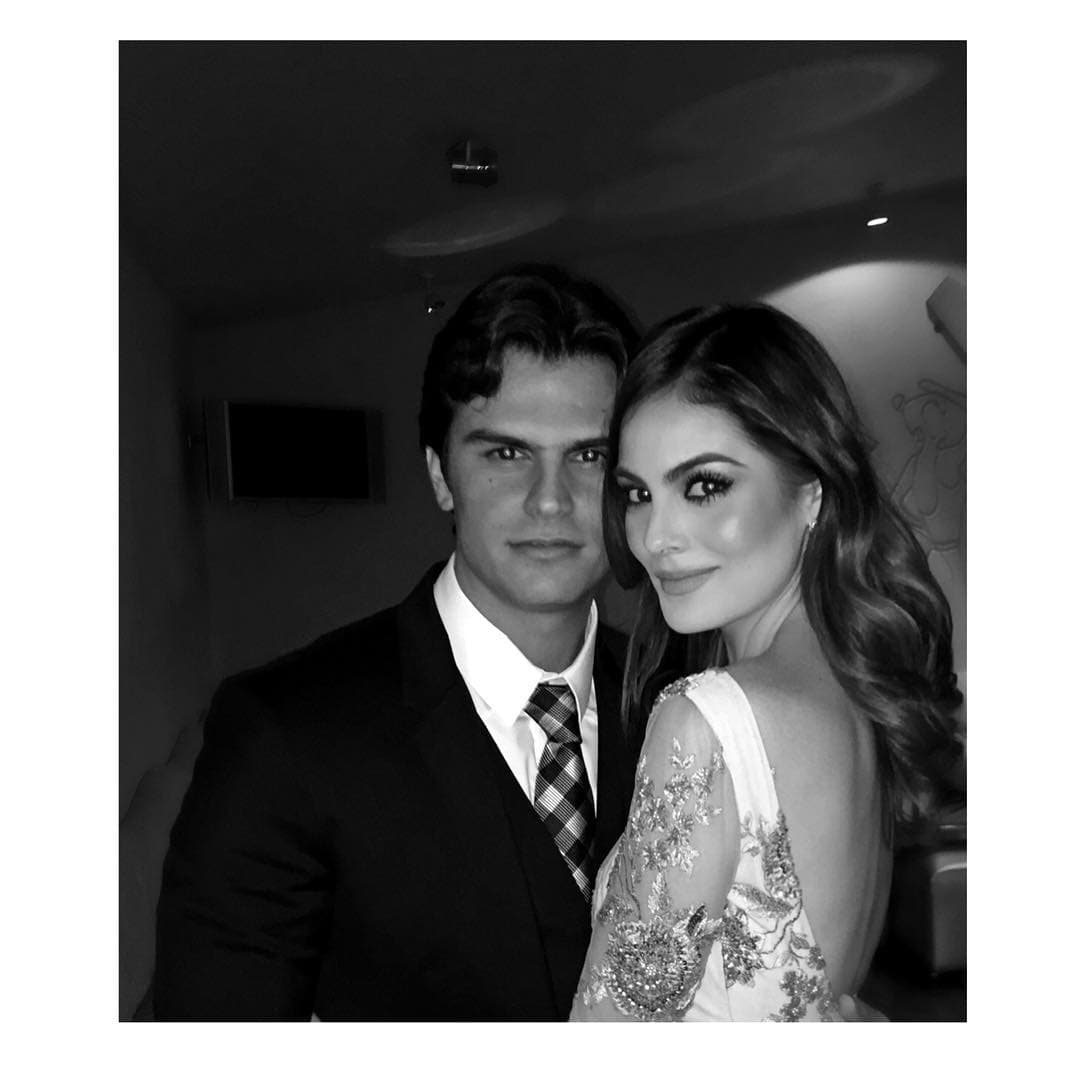 Con esta foto se destapó el romance. El galán se llama Juan Carlos Valladares Jr. y es un guapo empresario mexicano.