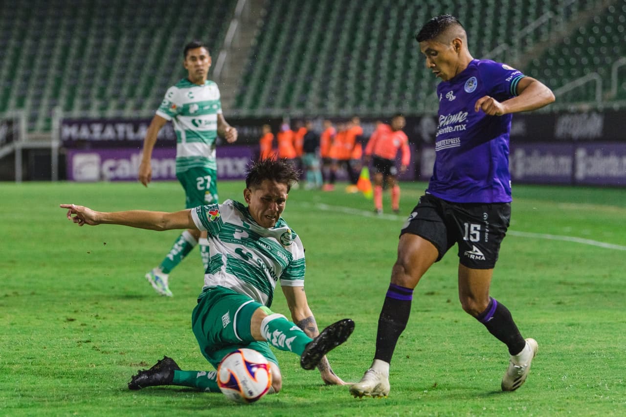 Los de Almada presionaron hacia el final del juego, pero no llegó el tanto que les diera los tres puntos en El Kraken. Santos retiene temporalmente el liderato con 7 unidades, mientras que el conjunto de Tomás Boy llegó a 4 puntos. Mazatlán recibirá a Pachuca y Santos hará lo propio con las Águilas del América en la cuarta fecha de la competición.
