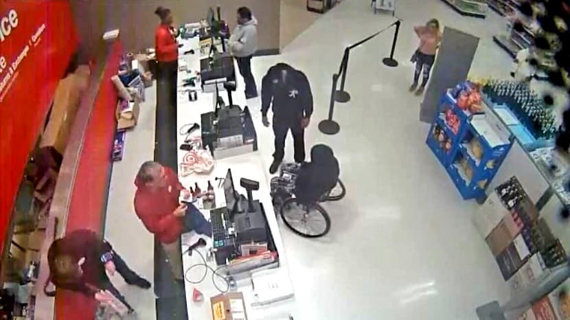 Ataca a hombre en silla de ruedas que le reclamó por estacionarse en un lugar para discapacitados