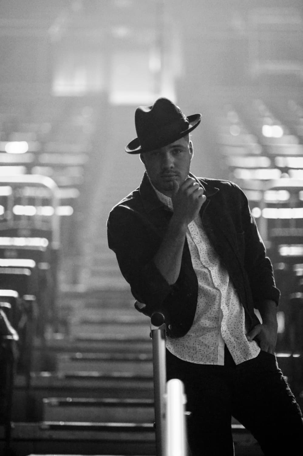 Mientras se preparaba para pasar por la alfombra roja nos dedicó estas miradas.