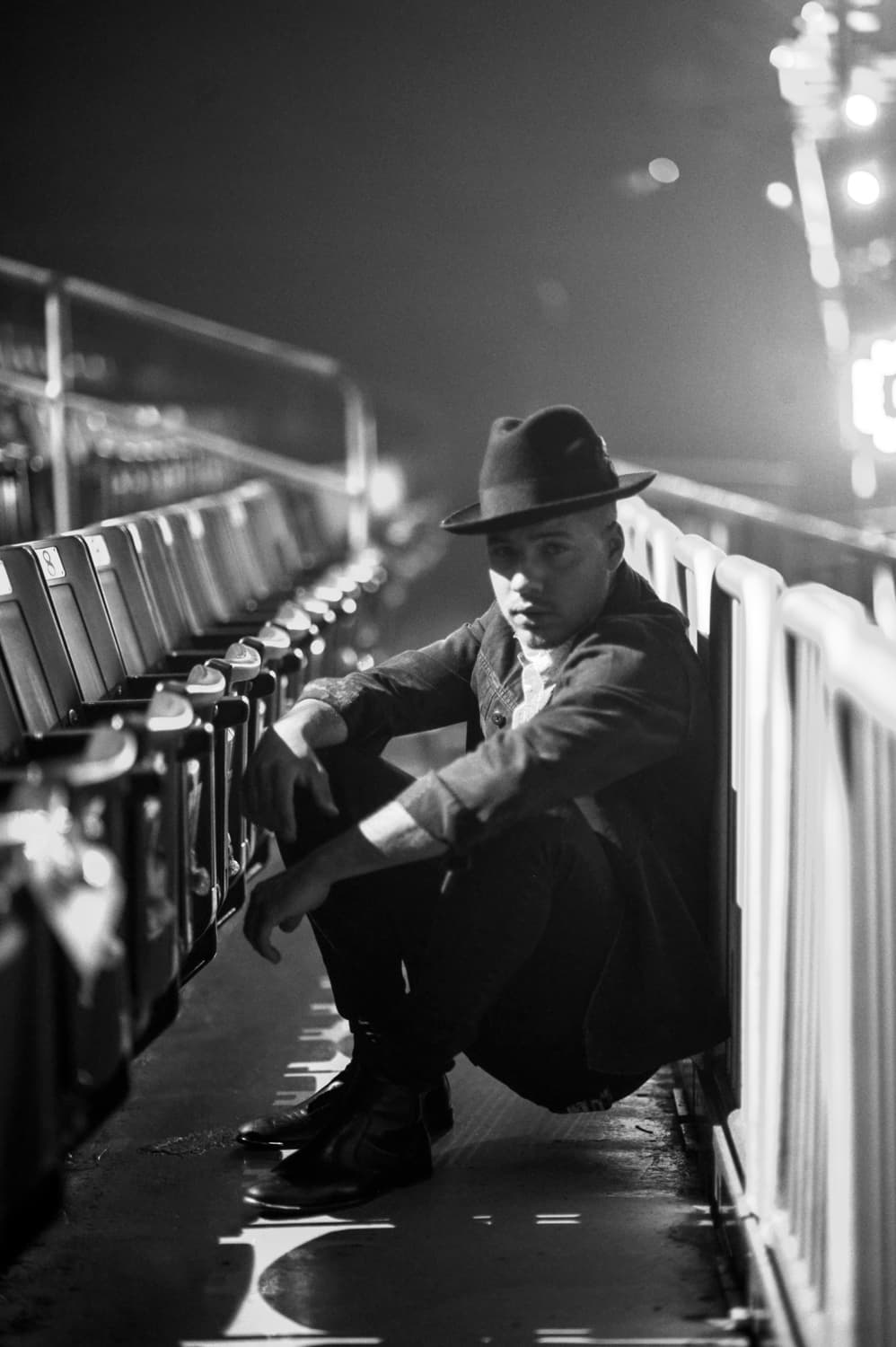 En estas fotos parece todo un galán.