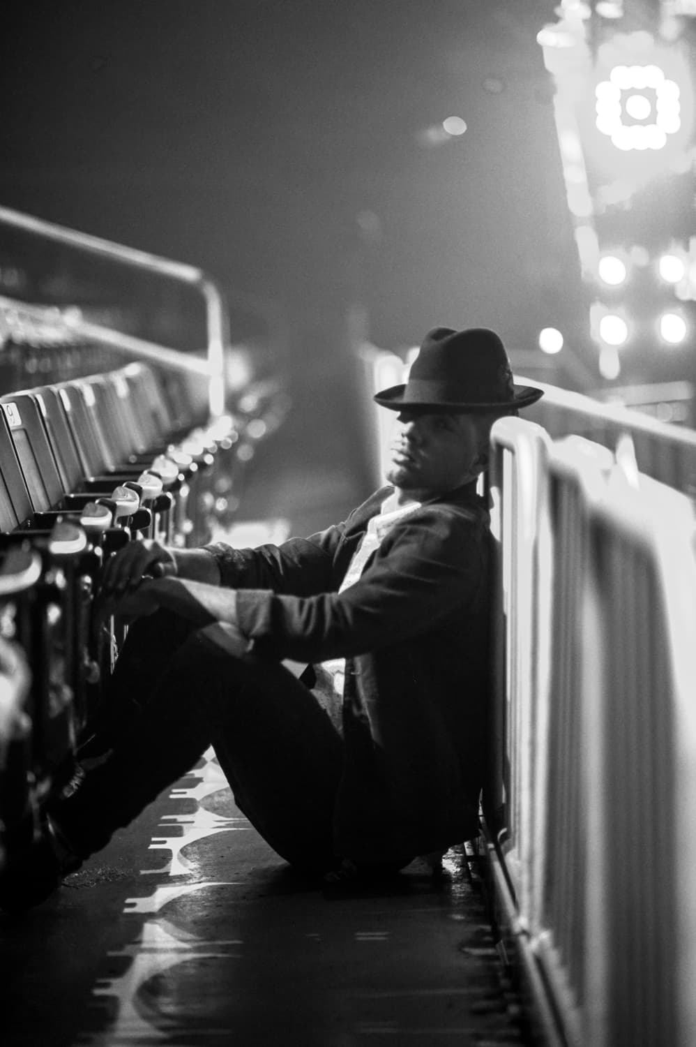 Y se mantuvo fiel al look retro de la noche.