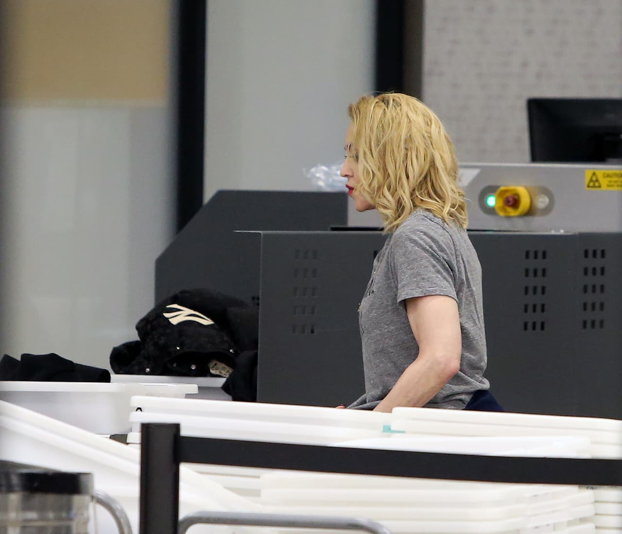 Posteriormente, procedió a pasar por los detectores de seguridad luciendo la camiseta gris que llevaba debajo.