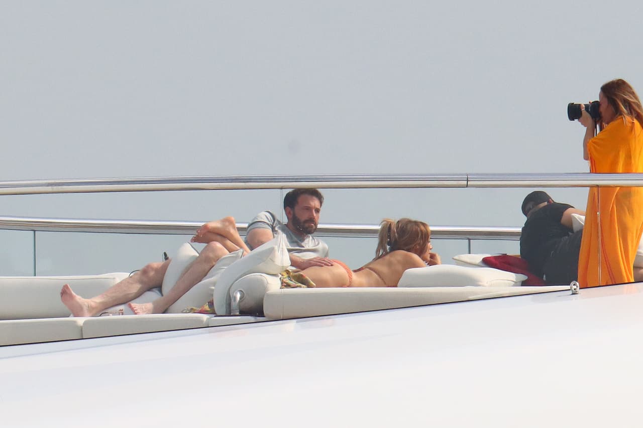 En él, Ben Affleck aparece y se le ve tocando de manera similar algunas partes del cuerpo de 'La Diva del Bronx'. 
<br>
<br>