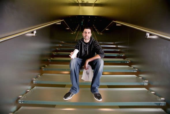 David Rahimi viajó desde California a la tienda de Apple en Sydney para ser el primero en el mundo en poner sus manos en el iPhone 6.