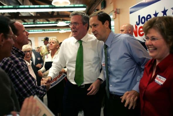 La idea de esta ley, impulsada por el senador republicano Joe Negron, en la foto con Jeb Bush, y respaldada unánimemente por el Senado estatal la semana pasada, es proteger la intimidad de los residentes en este estado y prohíbe también la vigilancia desde el aire de grandes concentraciones de gente al aire libre, incluidos acontecimientos deportivos.